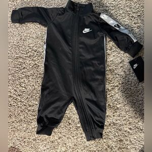 Nike Baby One Piece Tracksuit Black Zip Front Logo Sleeve Trim Size 6M NWT